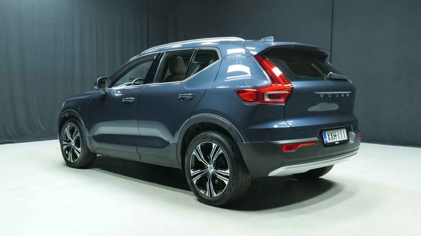 Esittelykuva Volvo XC40 kevythybridiautosta.