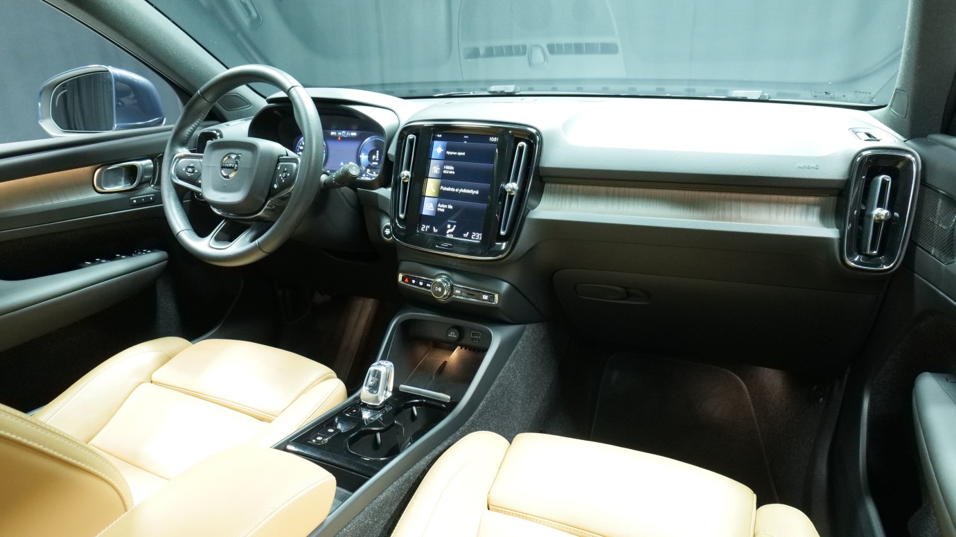 Esittelykuva Volvo XC40 kevythybridiautosta.