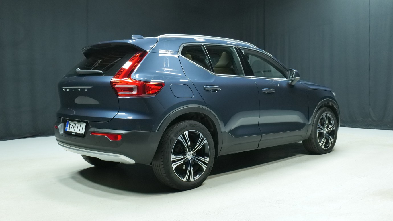 Esittelykuva Volvo XC40 kevythybridiautosta.