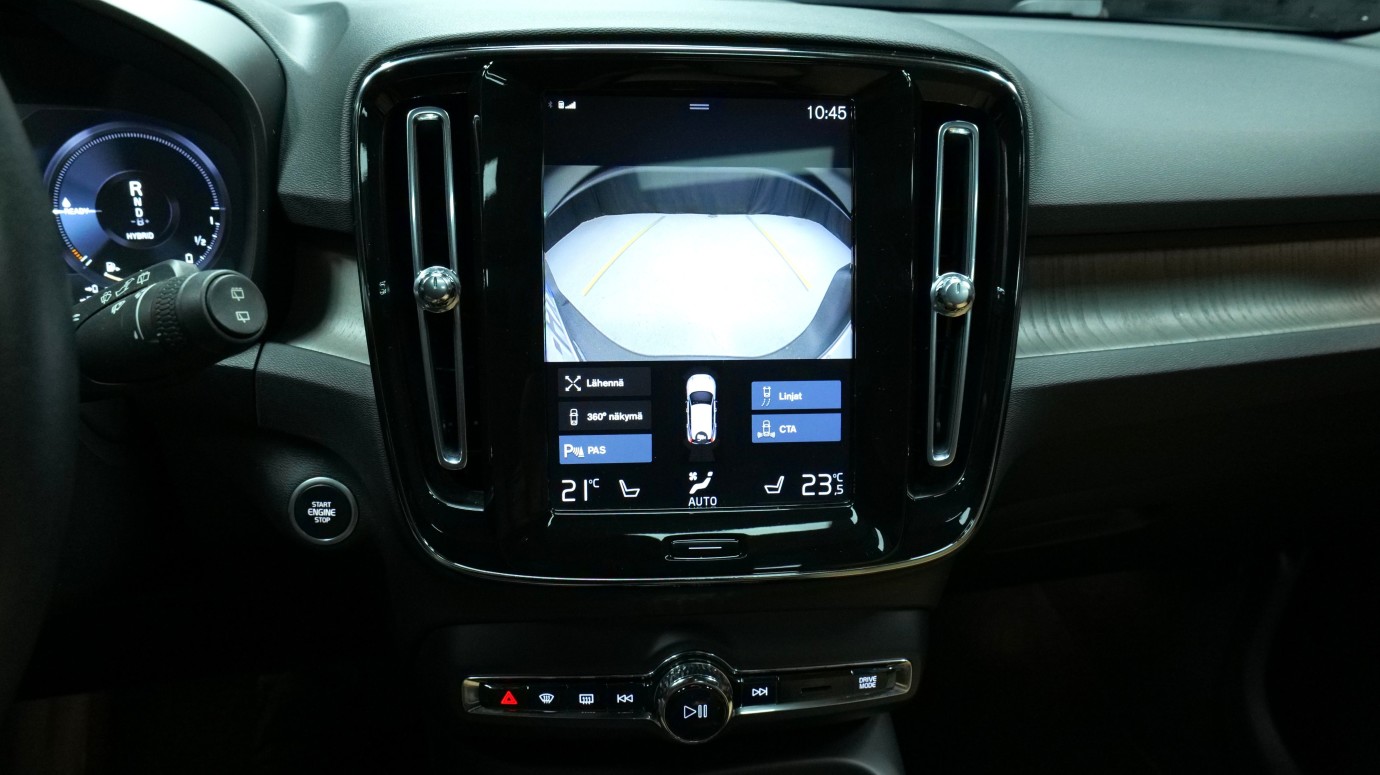 Esittelykuva Volvo XC40 kevythybridiautosta.