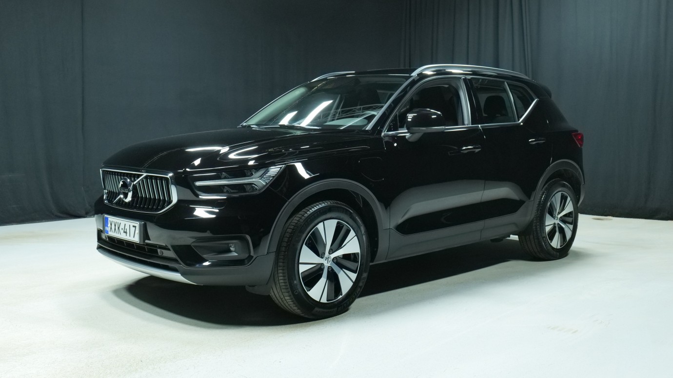 Esittelykuva Volvo XC40 kevythybridiautosta.
