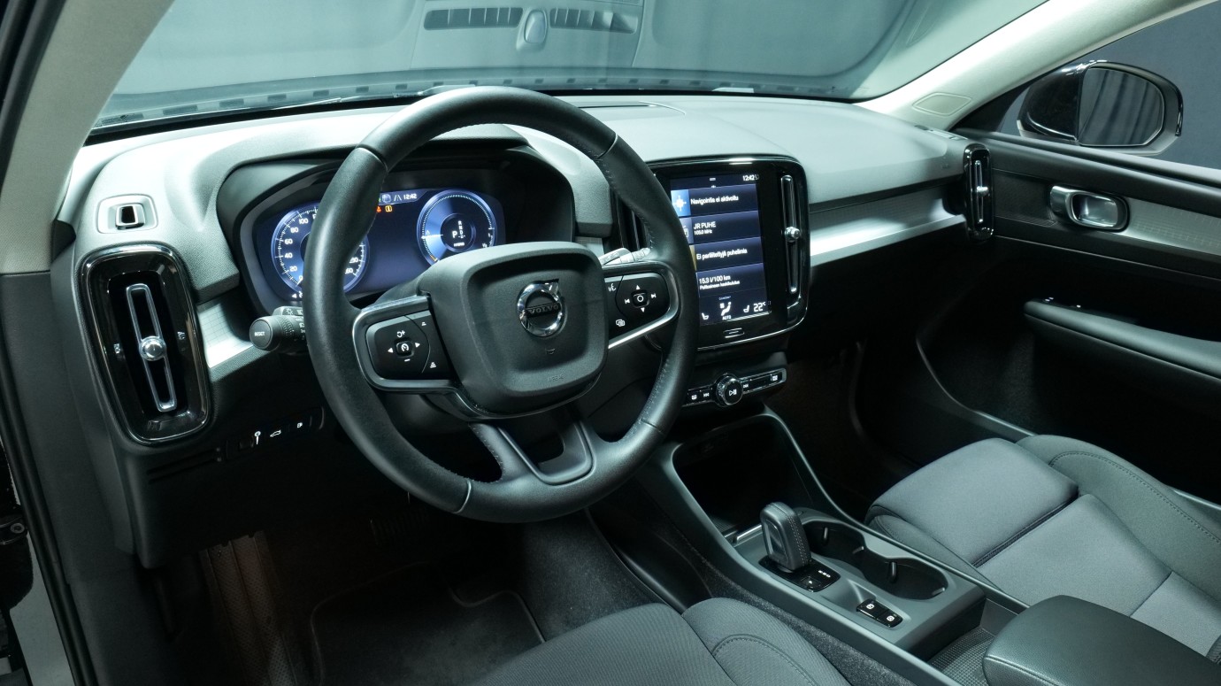 Esittelykuva Volvo XC40 kevythybridiautosta.
