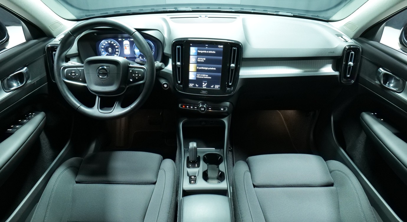 Esittelykuva Volvo XC40 kevythybridiautosta.