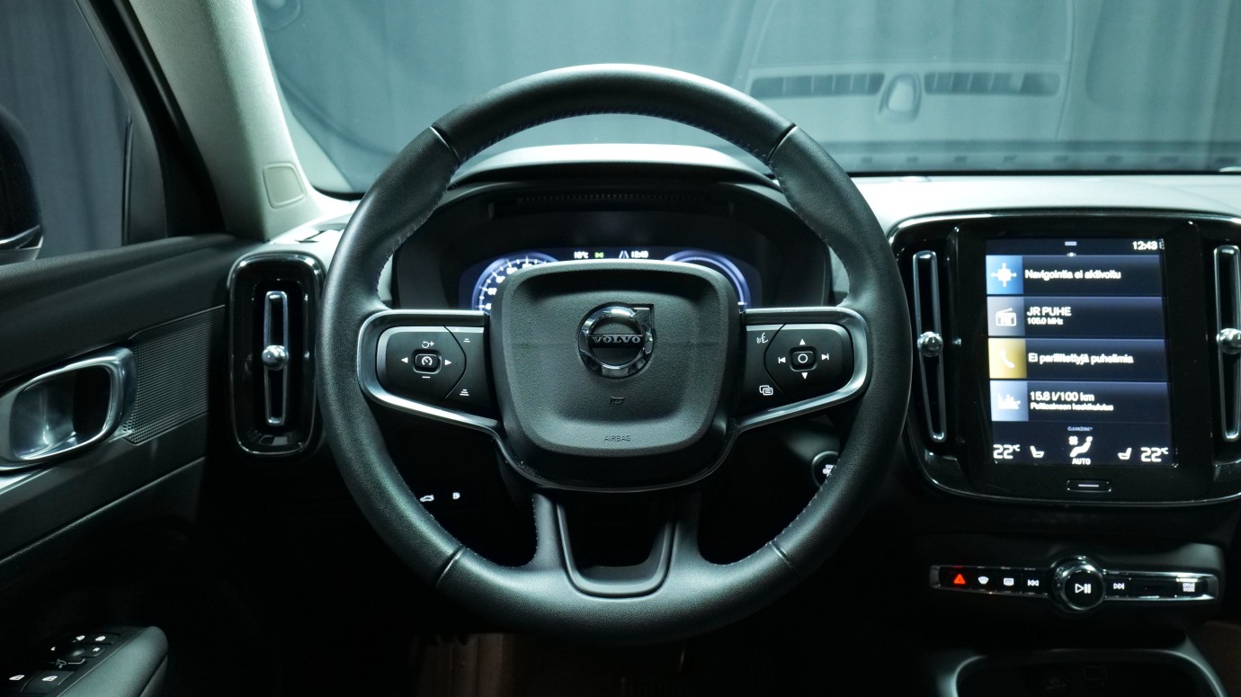 Esittelykuva Volvo XC40 kevythybridiautosta.