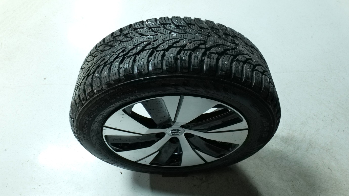 Esittelykuva Volvo XC40 kevythybridiautosta.