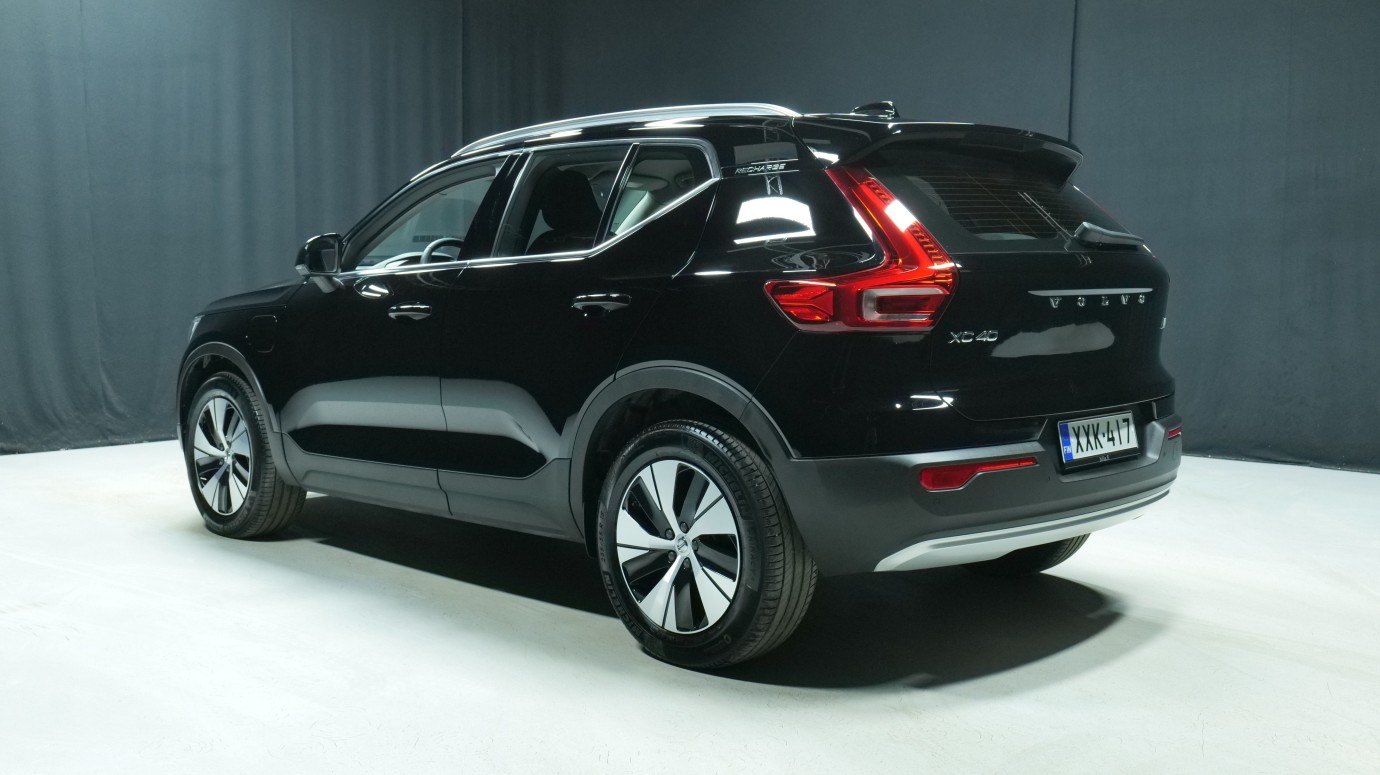 Esittelykuva Volvo XC40 kevythybridiautosta.