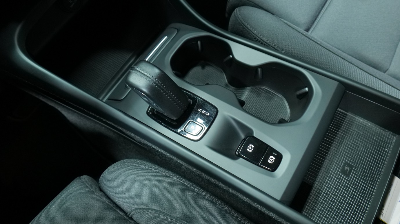 Esittelykuva Volvo XC40 kevythybridiautosta.