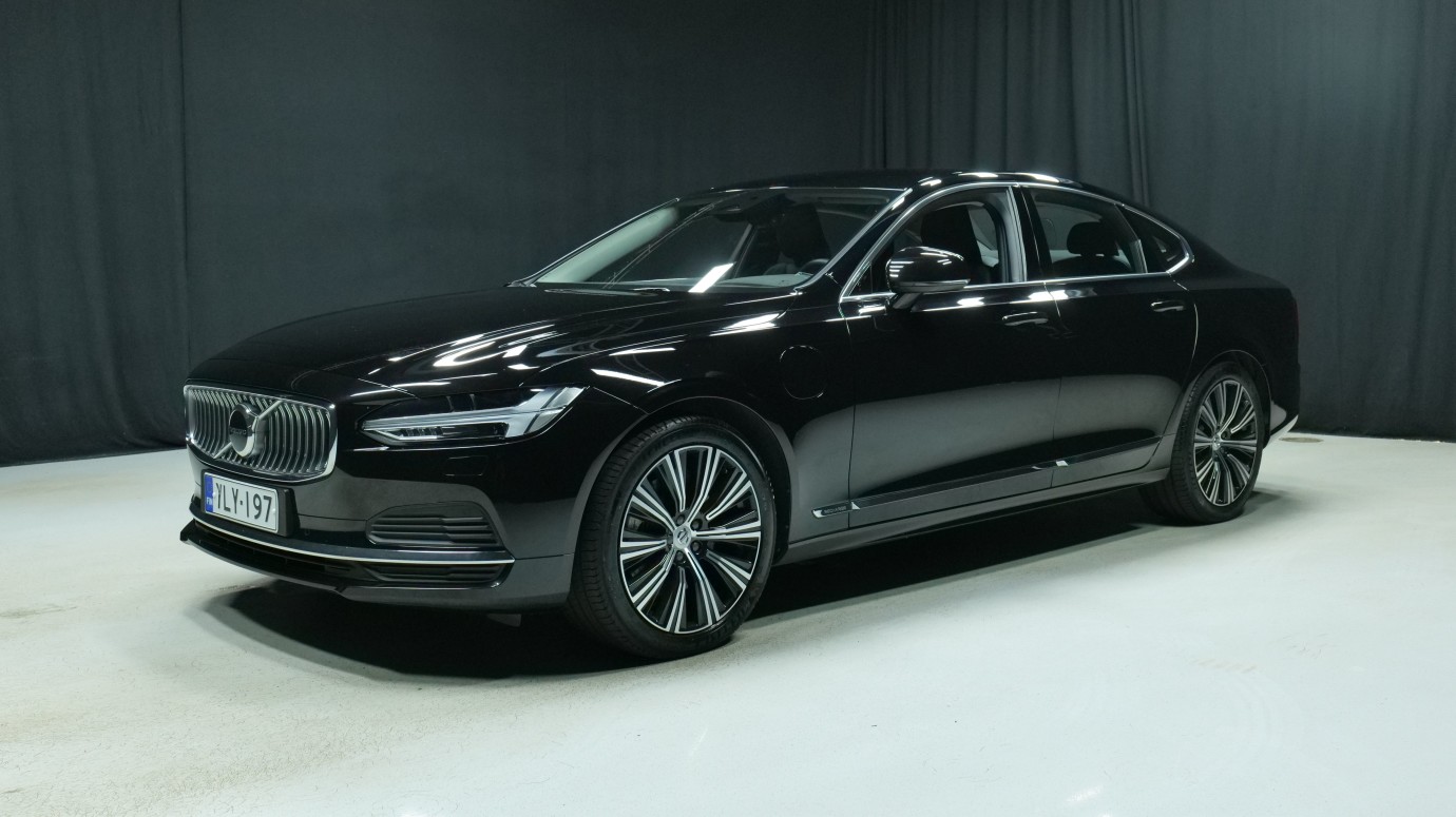 Esittelykuva Volvo S90 kevythybridiautosta.
