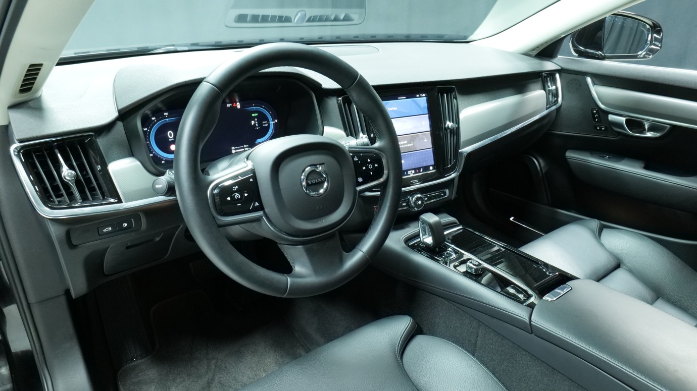 Esittelykuva Volvo S90 kevythybridiautosta.