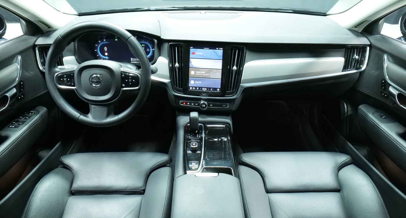 Esittelykuva Volvo S90 kevythybridiautosta.