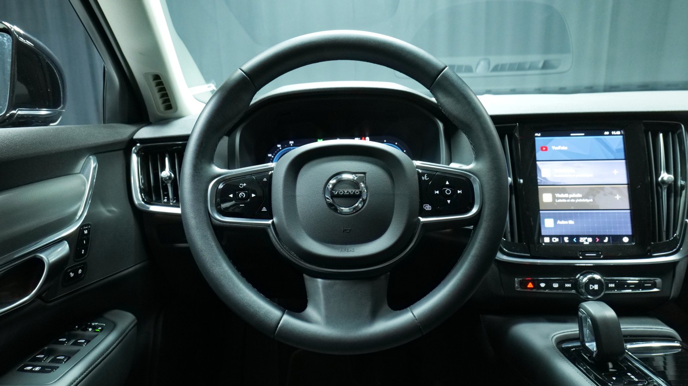 Esittelykuva Volvo S90 kevythybridiautosta.