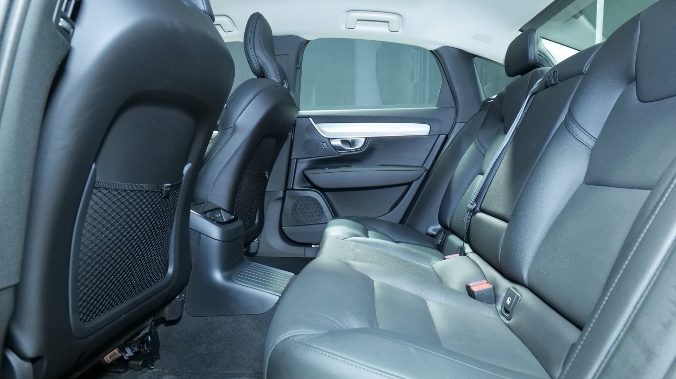 Esittelykuva Volvo S90 kevythybridiautosta.