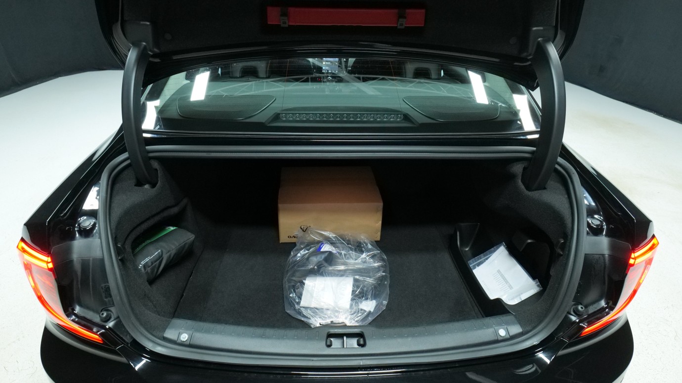 Esittelykuva Volvo S90 kevythybridiautosta.