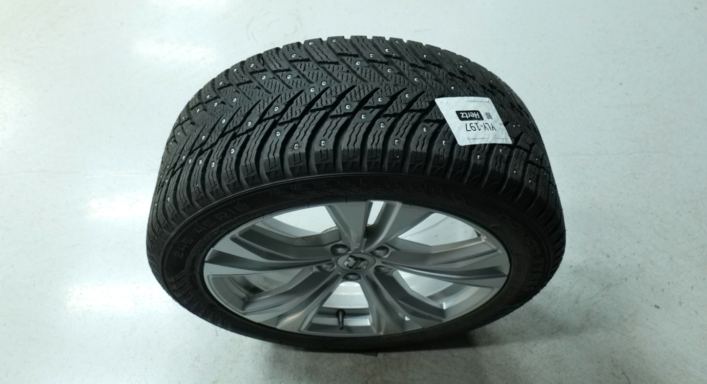 Esittelykuva Volvo S90 kevythybridiautosta.