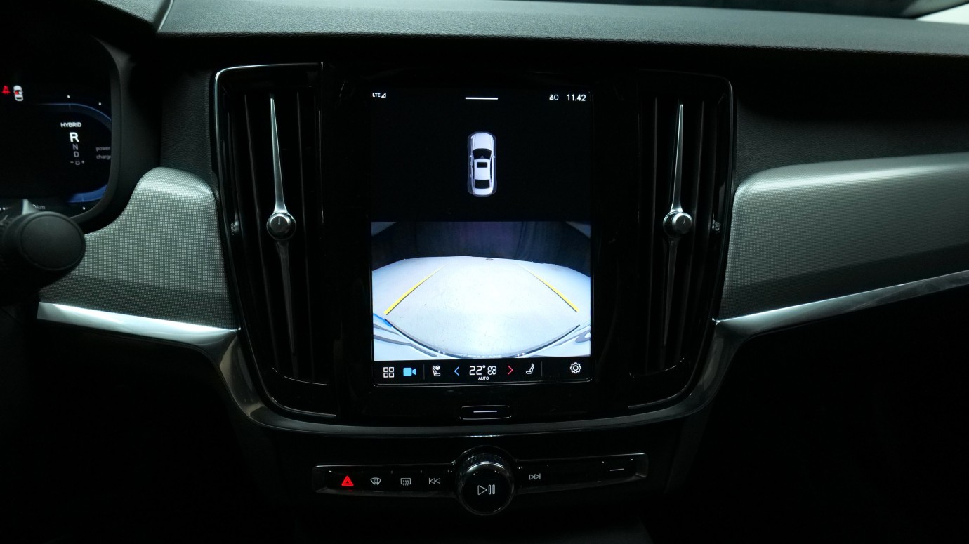 Esittelykuva Volvo S90 kevythybridiautosta.