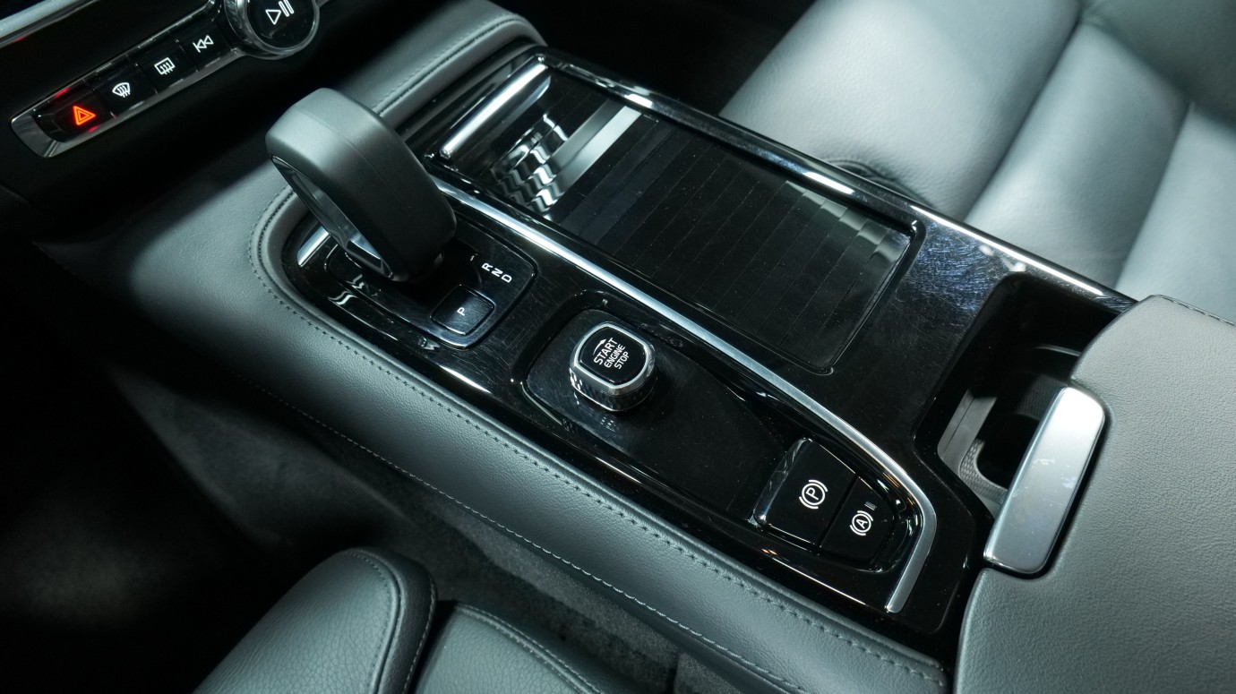 Esittelykuva Volvo S90 kevythybridiautosta.