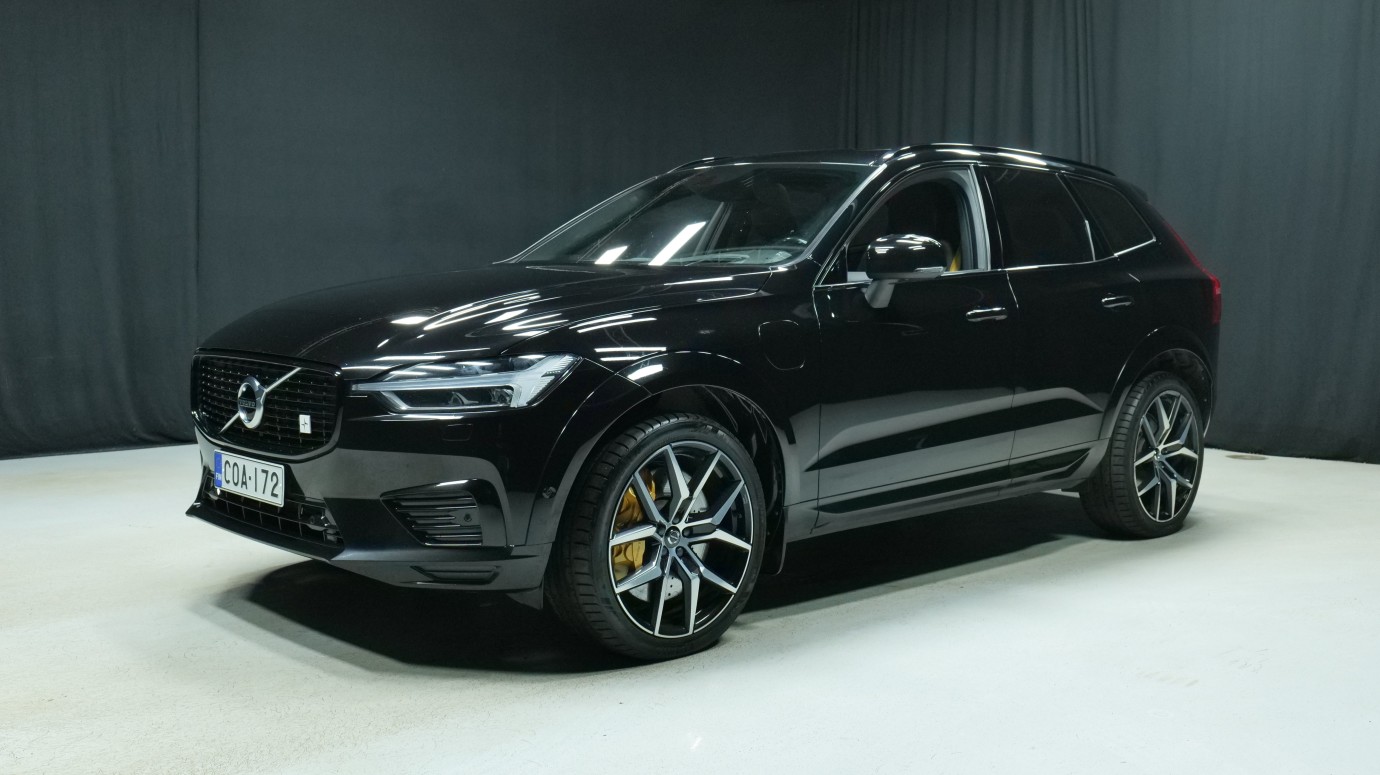 Esittelykuva Volvo XC60 kevythybridiautosta.