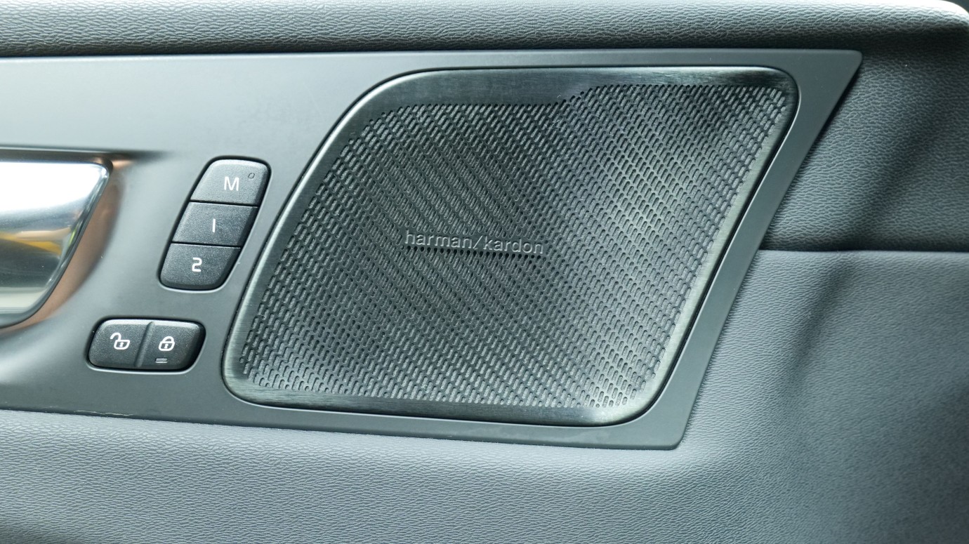 Esittelykuva Volvo XC60 kevythybridiautosta.