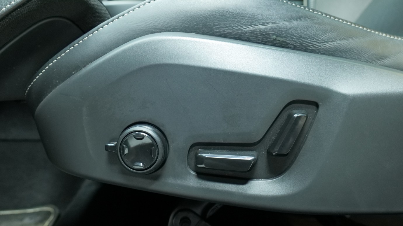 Esittelykuva Volvo XC60 kevythybridiautosta.