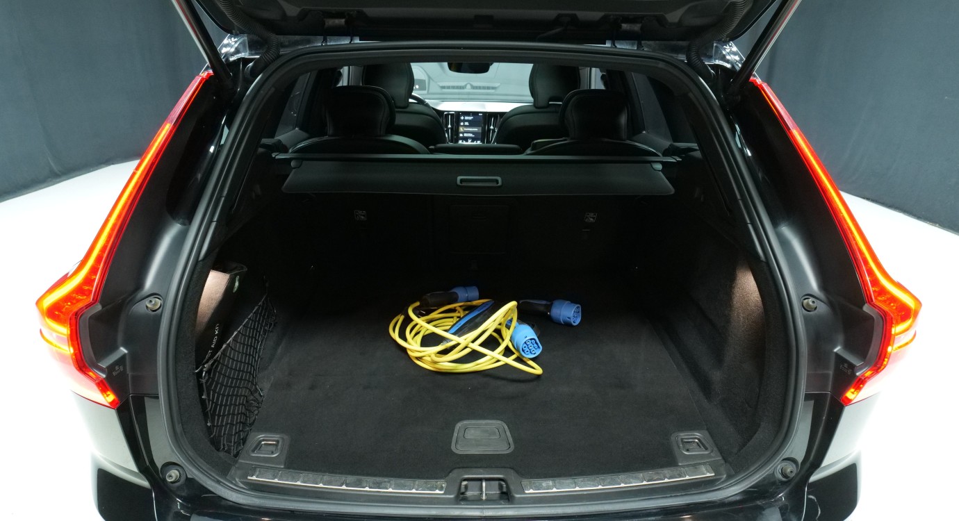 Esittelykuva Volvo XC60 kevythybridiautosta.