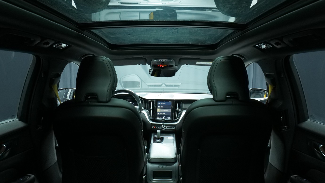Esittelykuva Volvo XC60 kevythybridiautosta.