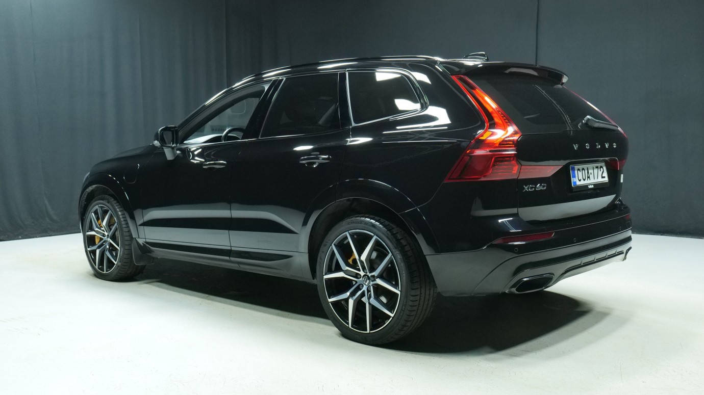 Esittelykuva Volvo XC60 kevythybridiautosta.