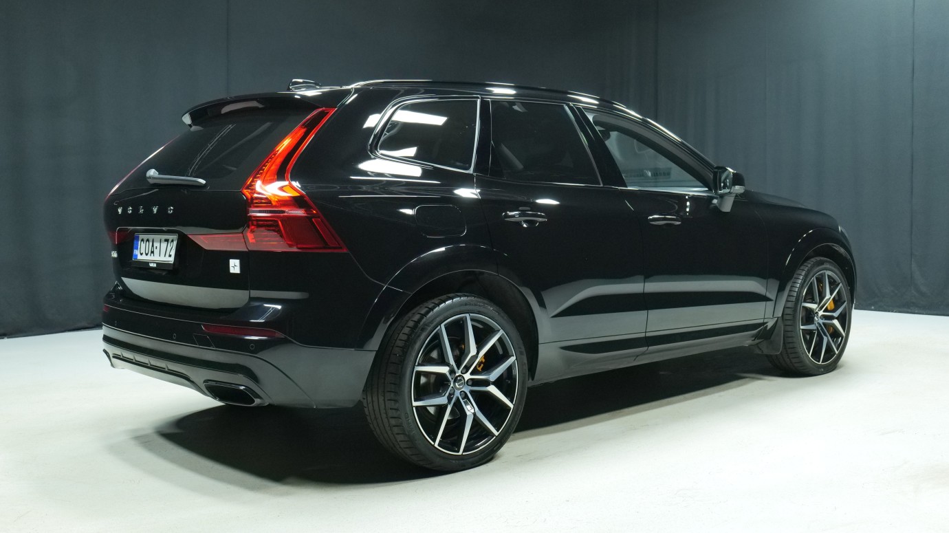 Esittelykuva Volvo XC60 kevythybridiautosta.