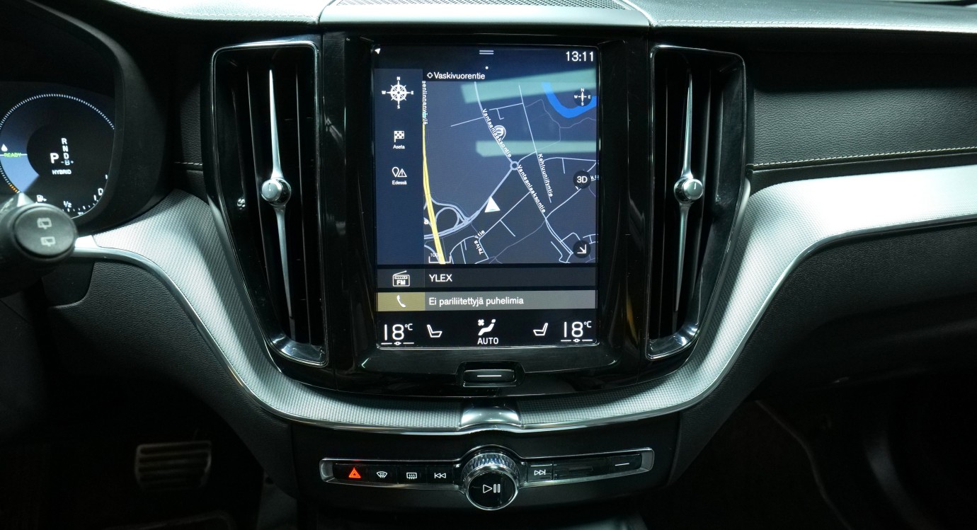 Esittelykuva Volvo XC60 kevythybridiautosta.