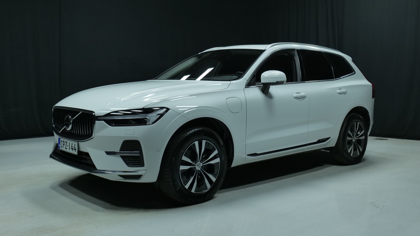 Esittelykuva Volvo XC60 kevythybridiautosta.