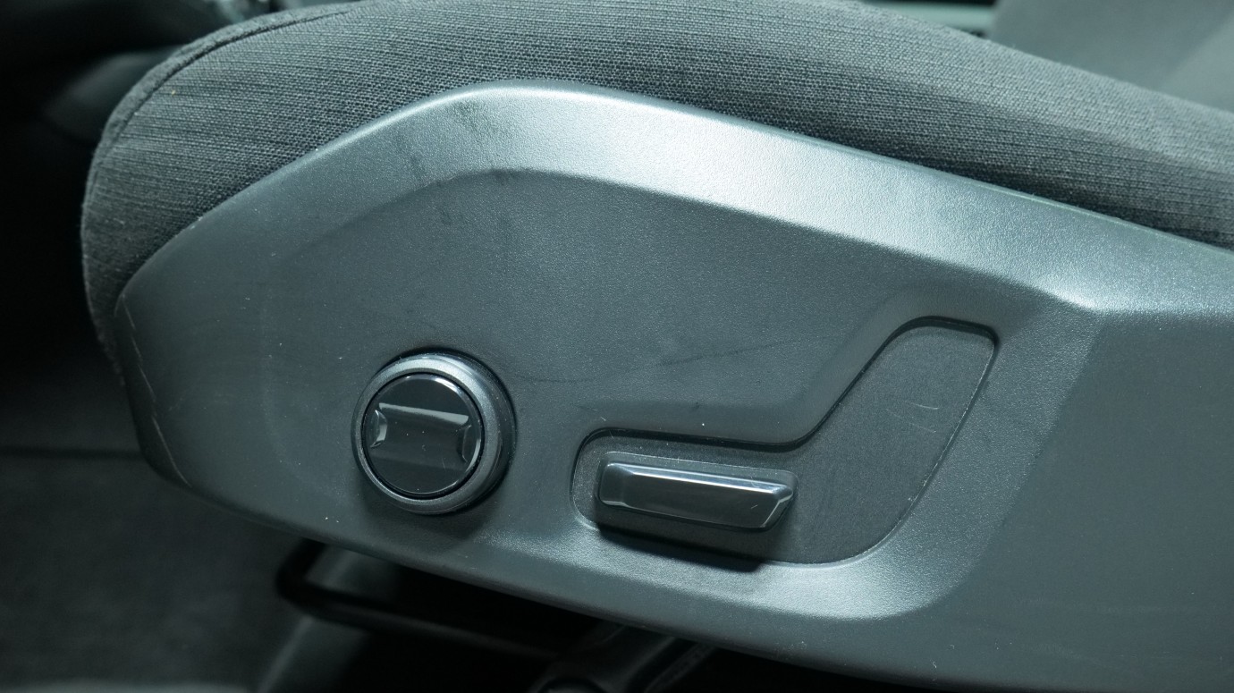 Esittelykuva Volvo XC60 kevythybridiautosta.