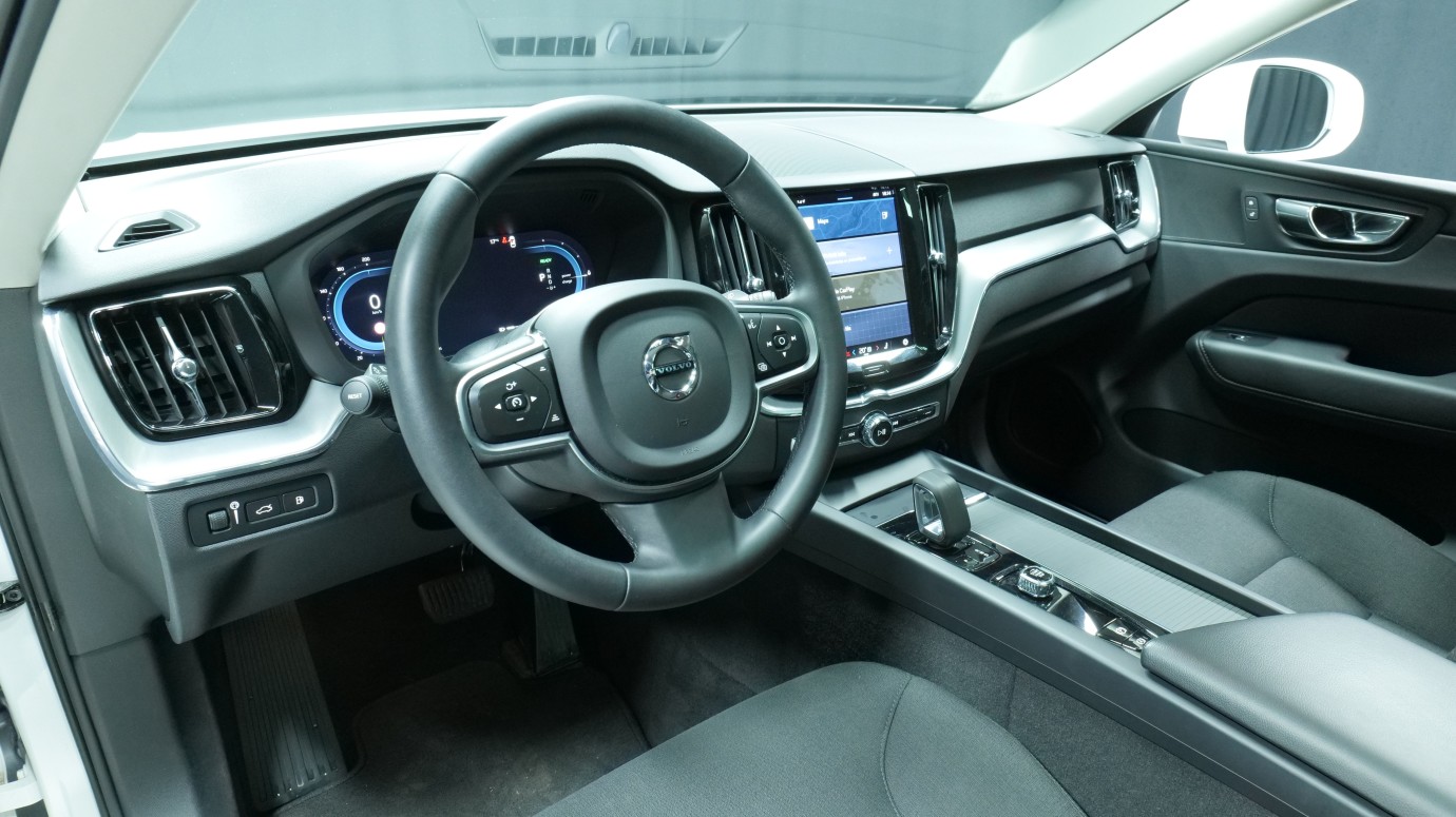 Esittelykuva Volvo XC60 kevythybridiautosta.