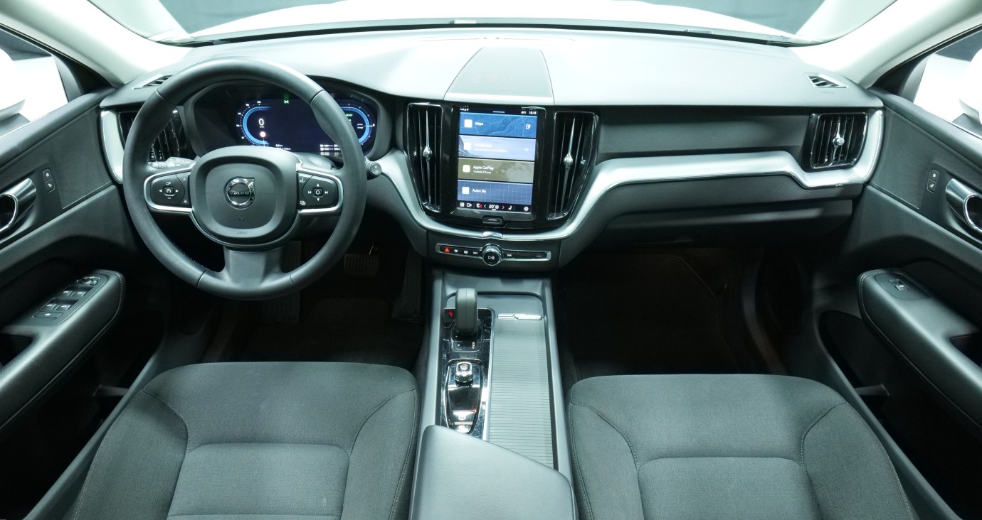 Esittelykuva Volvo XC60 kevythybridiautosta.