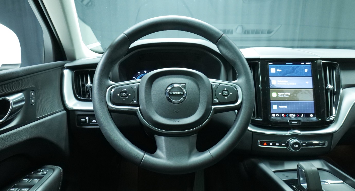 Esittelykuva Volvo XC60 kevythybridiautosta.