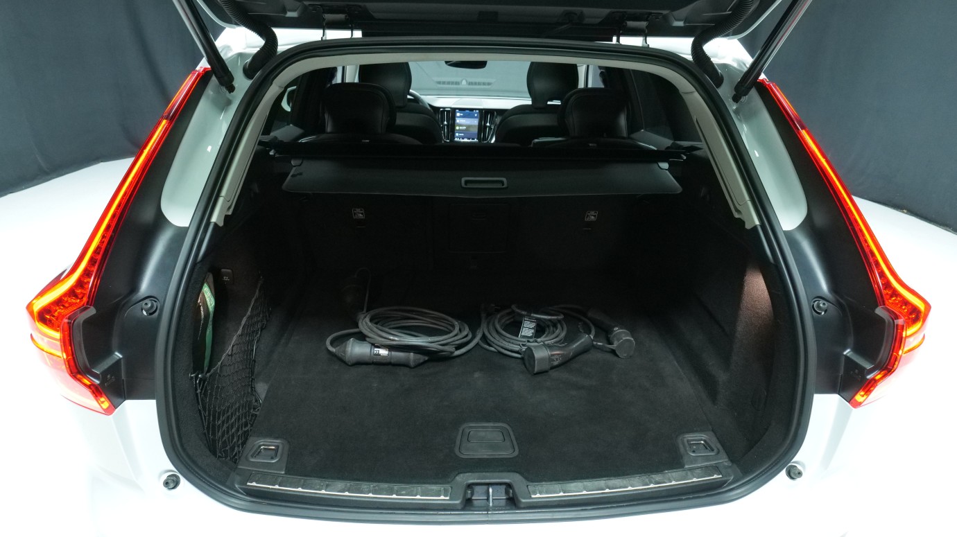 Esittelykuva Volvo XC60 kevythybridiautosta.