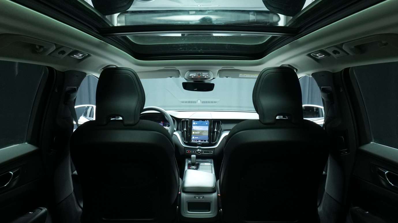 Esittelykuva Volvo XC60 kevythybridiautosta.