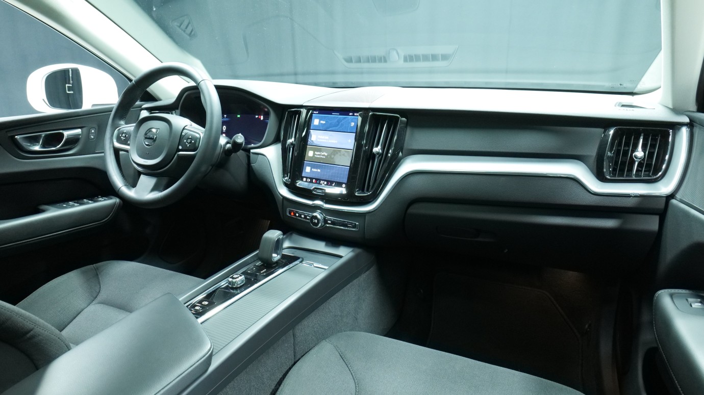 Esittelykuva Volvo XC60 kevythybridiautosta.