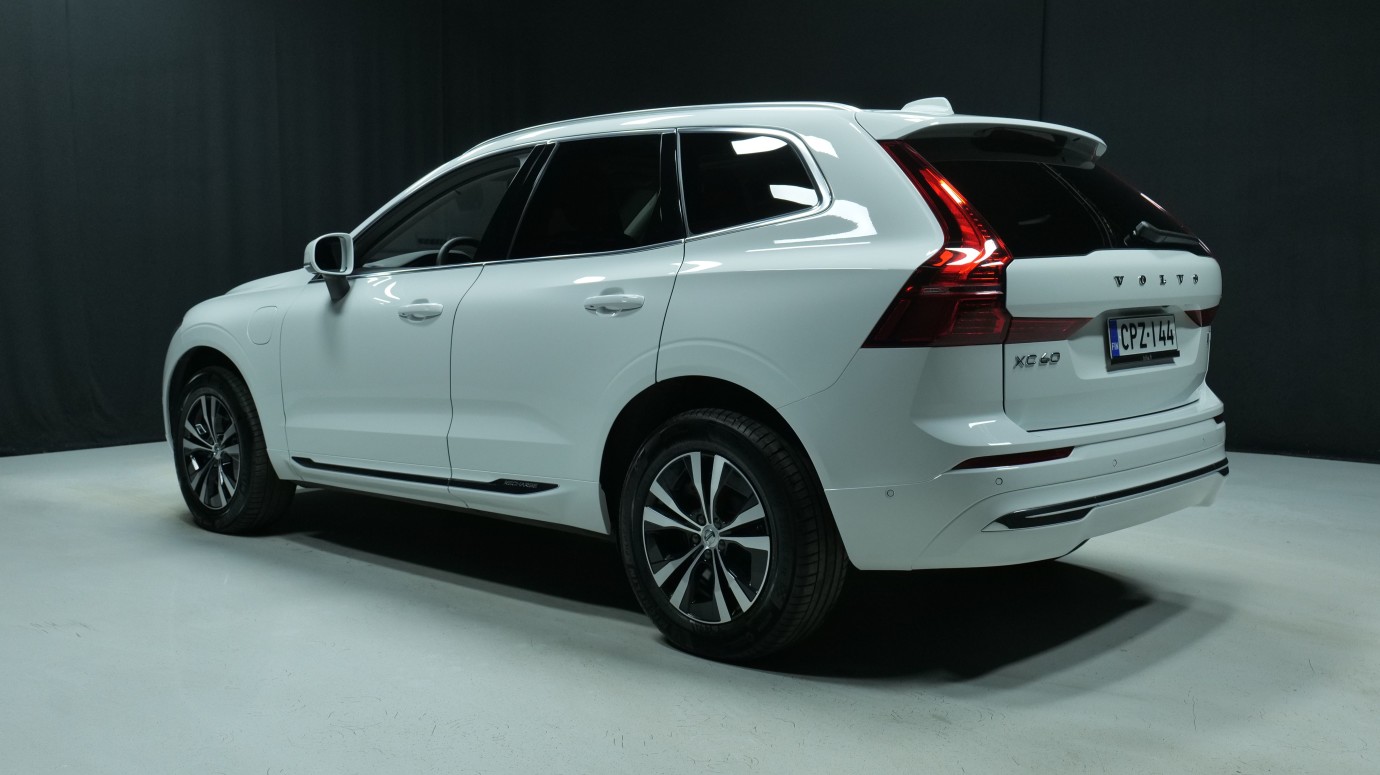 Esittelykuva Volvo XC60 kevythybridiautosta.