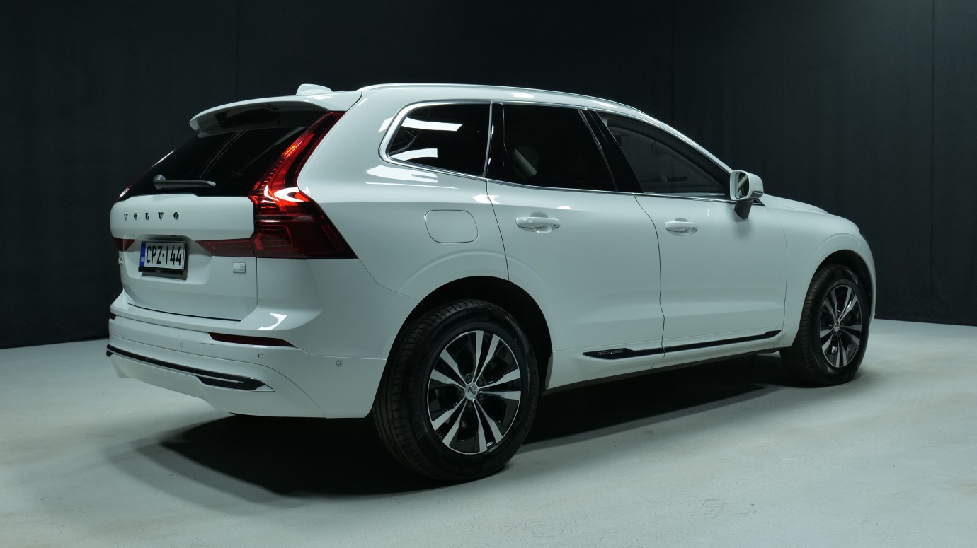 Esittelykuva Volvo XC60 kevythybridiautosta.