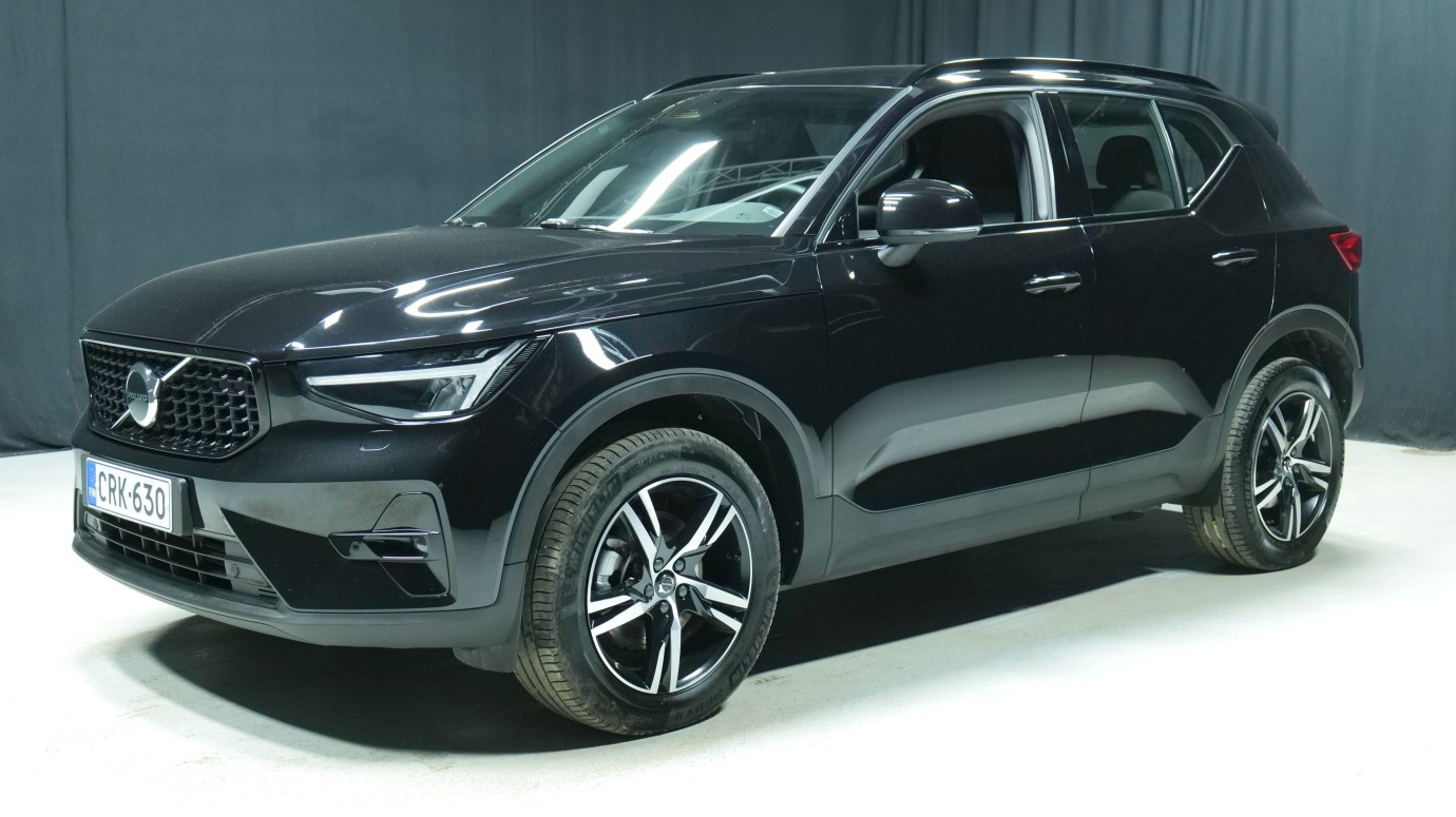 Esittelykuva Volvo XC40 kevythybridiautosta.