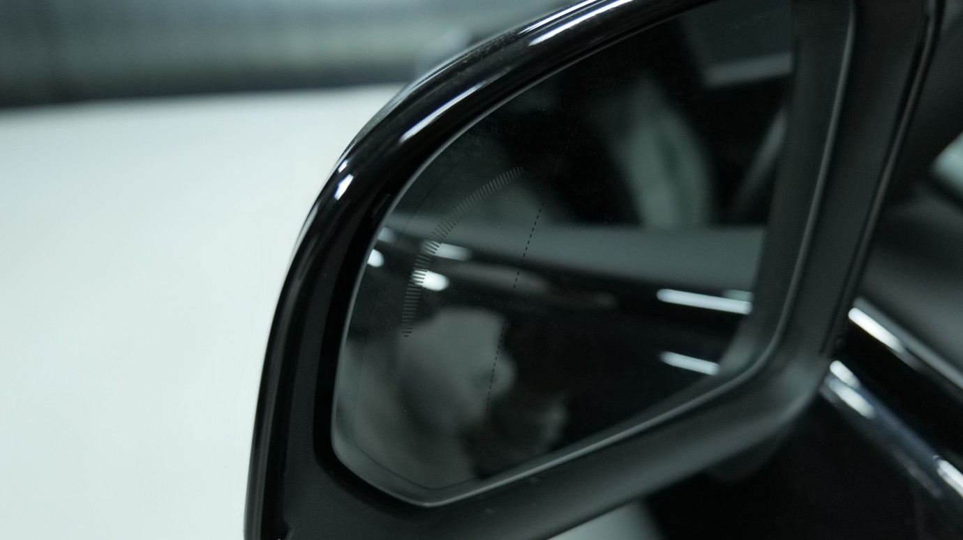 Esittelykuva Volvo XC40 kevythybridiautosta.