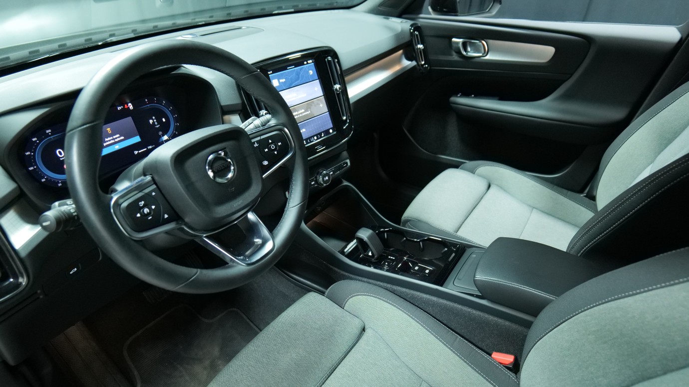 Esittelykuva Volvo XC40 kevythybridiautosta.
