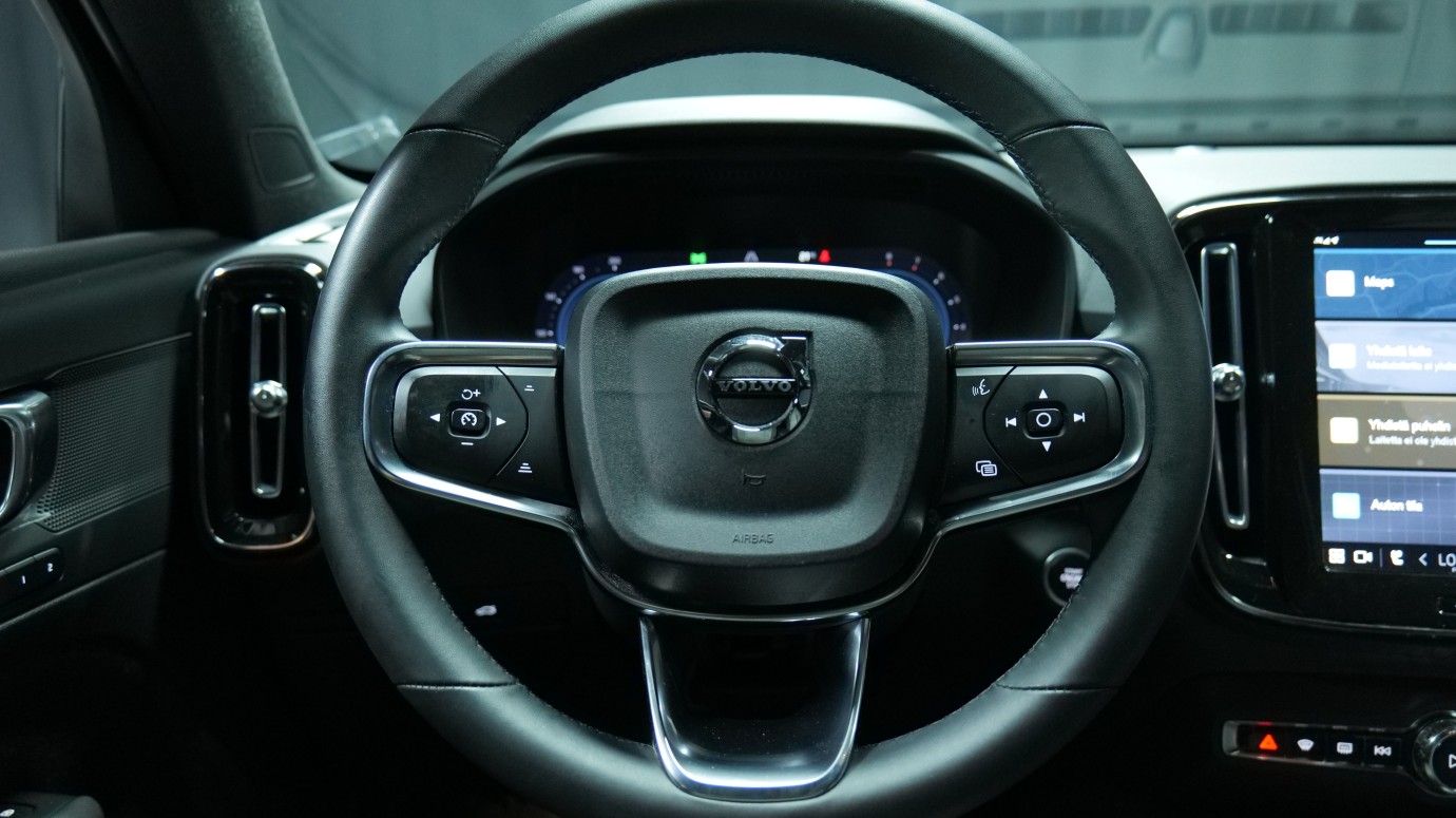 Esittelykuva Volvo XC40 kevythybridiautosta.