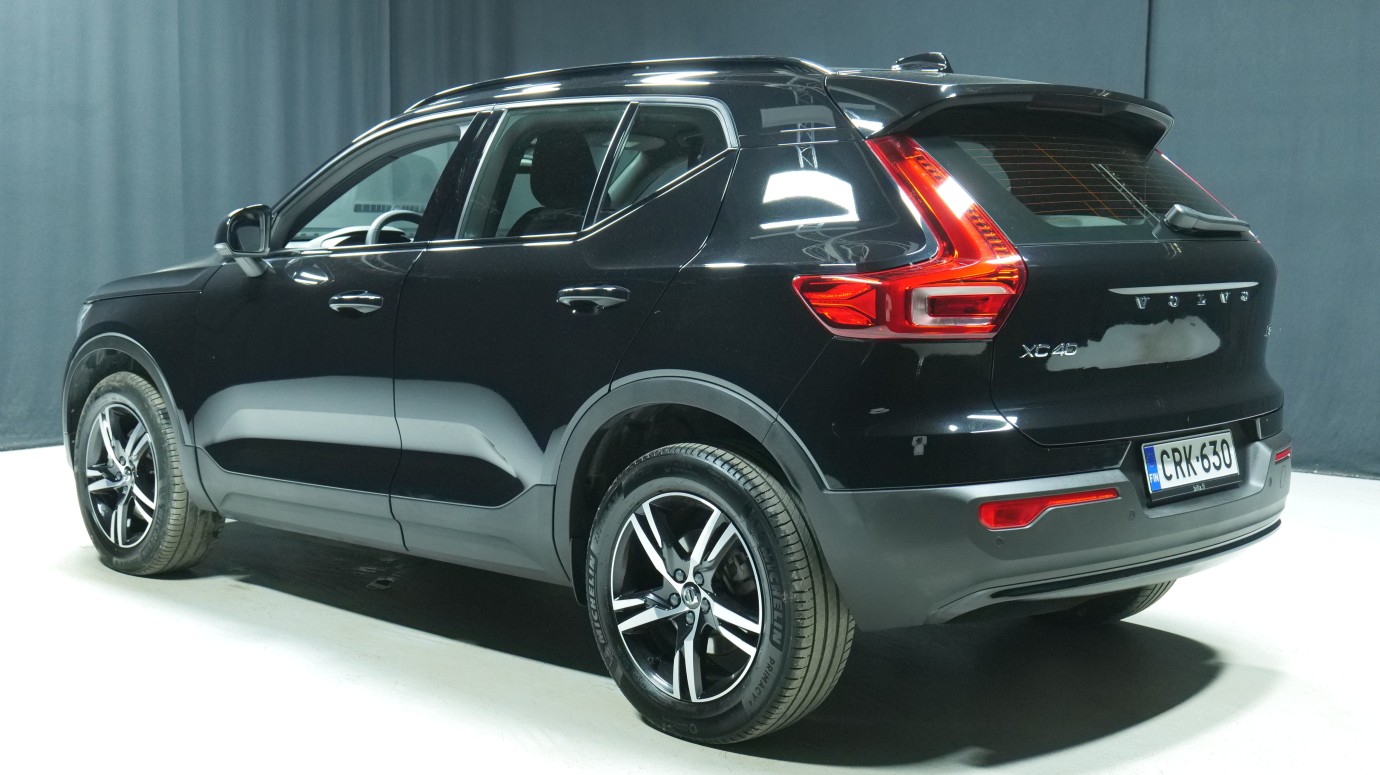 Esittelykuva Volvo XC40 kevythybridiautosta.