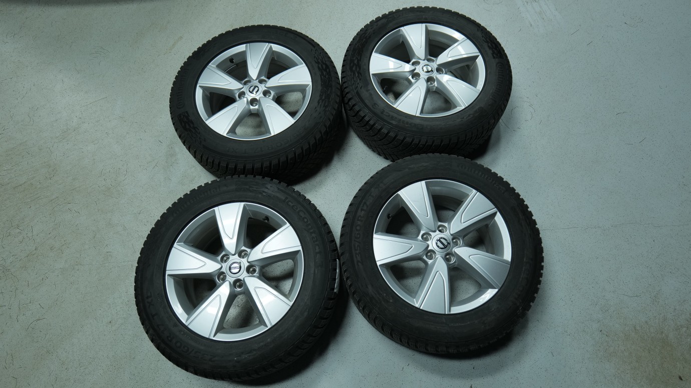 Esittelykuva Volvo XC40 kevythybridiautosta.