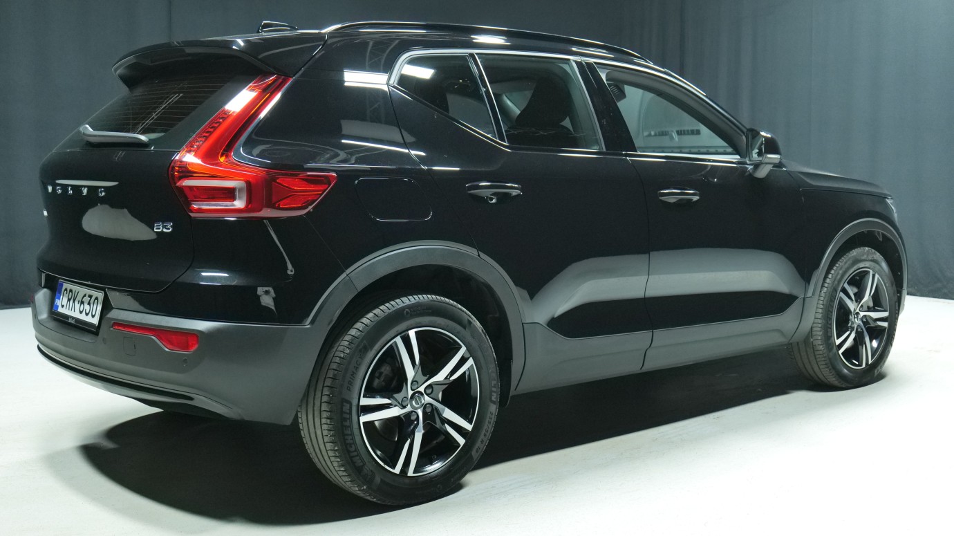 Esittelykuva Volvo XC40 kevythybridiautosta.