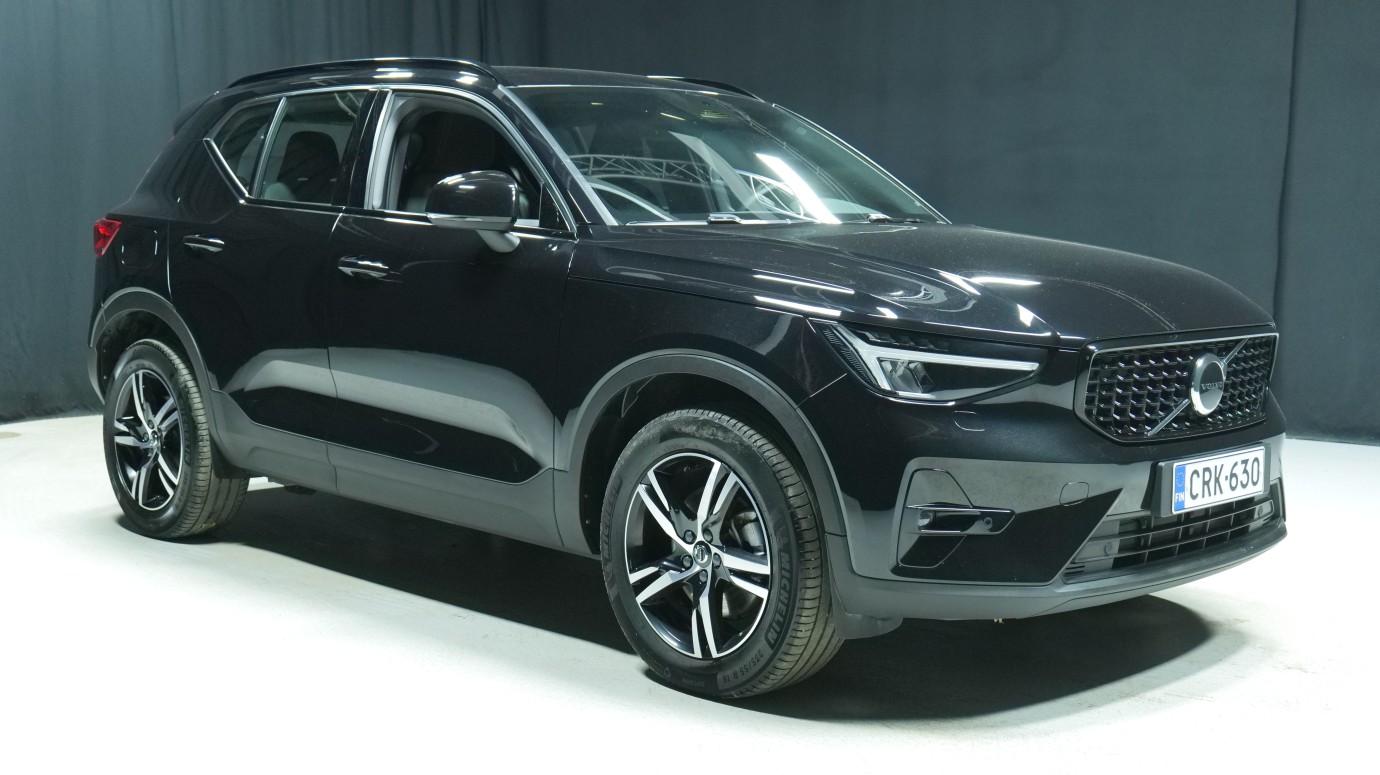 Esittelykuva Volvo XC40 kevythybridiautosta.