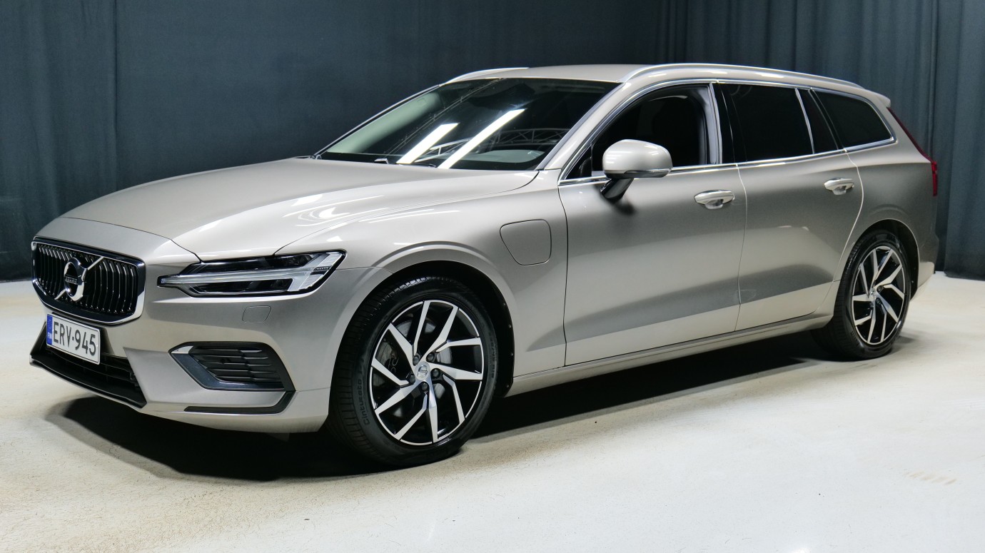 Esittelykuva Volvo V60 kevythybridiautosta.