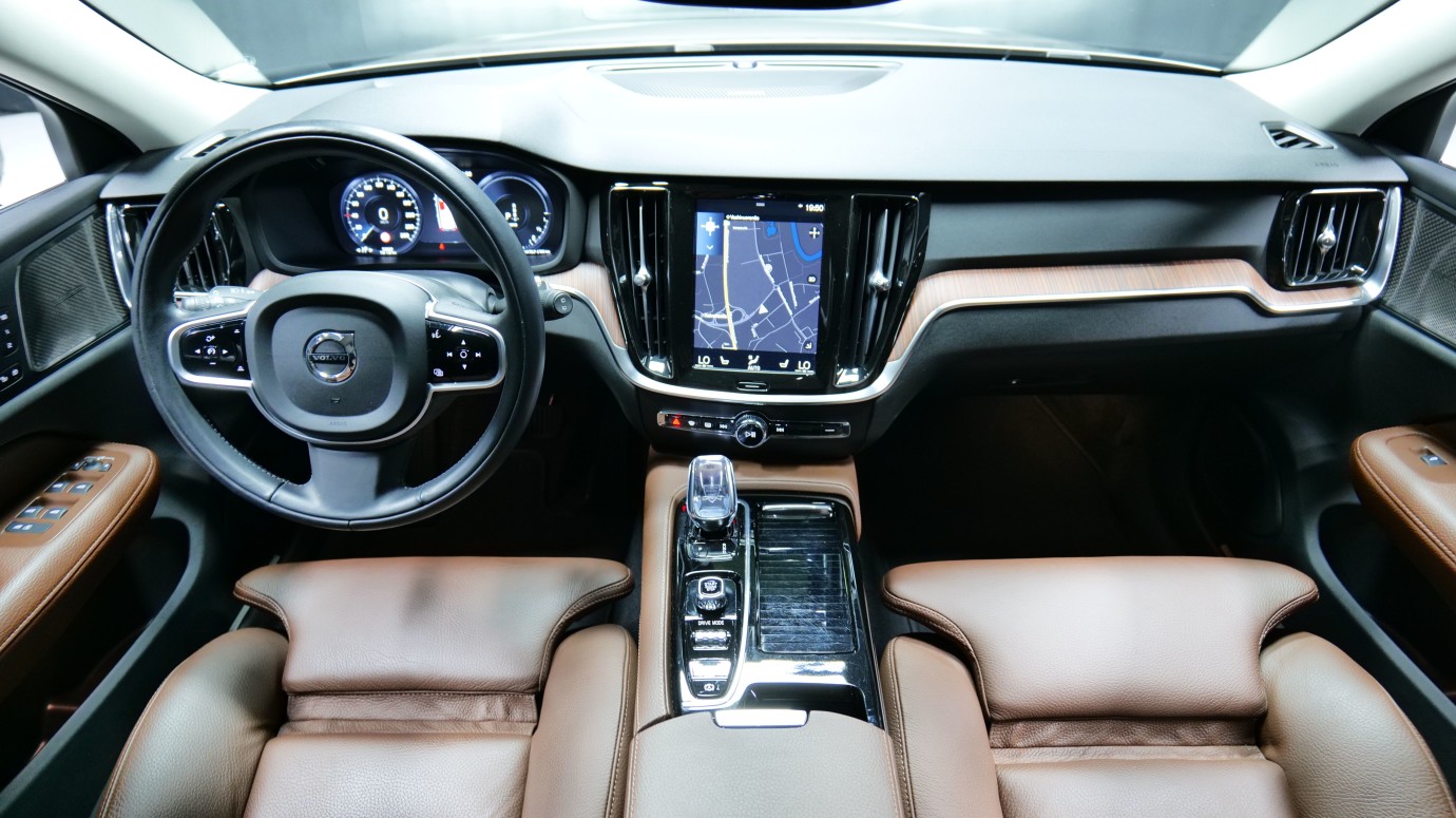 Esittelykuva Volvo V60 kevythybridiautosta.