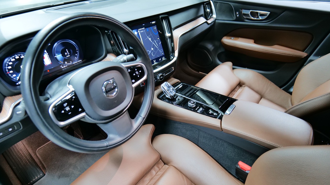 Esittelykuva Volvo V60 kevythybridiautosta.