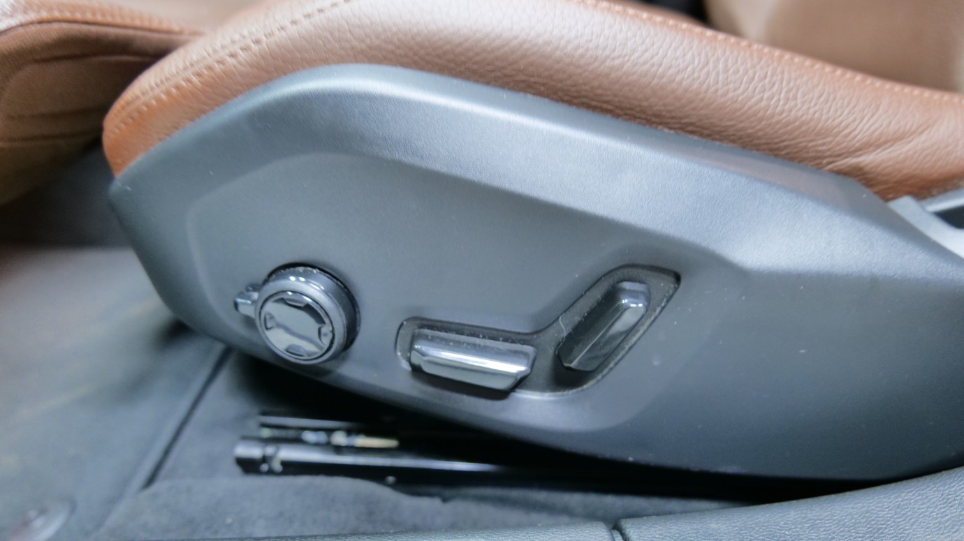 Esittelykuva Volvo V60 kevythybridiautosta.